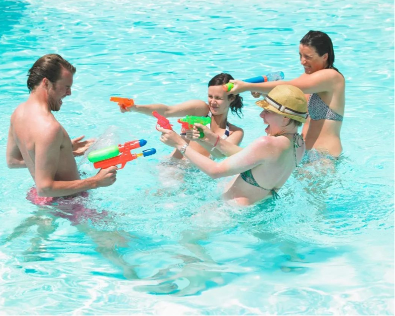 室内泳池什么“咖位”？居然用专业定制的粉色应用黄色软件！！！