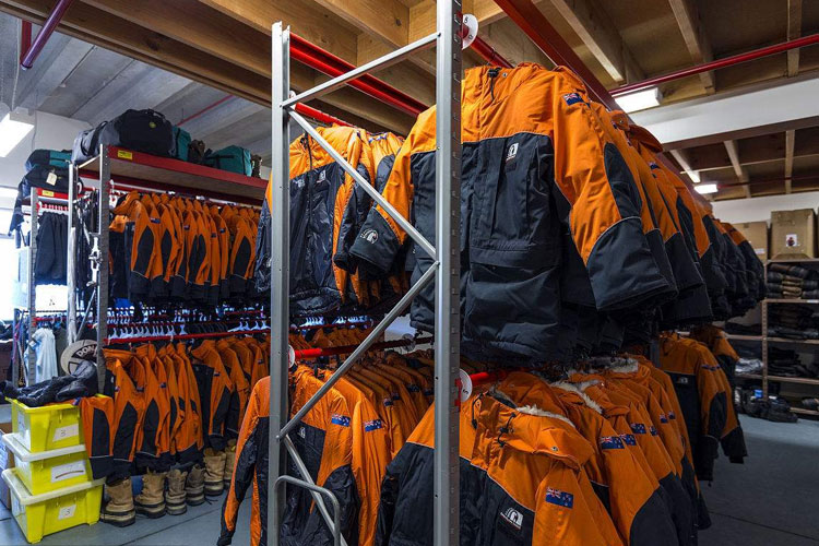 服装仓库如何除湿？仓库粉色应用黄色软件轻松应对潮湿问题